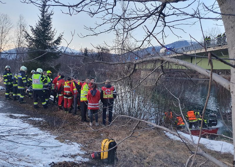 Verkehrsunfall- PKW in Drau- Einsatz für die Taucheinsatzgruppe Villach  (Bild 1)
